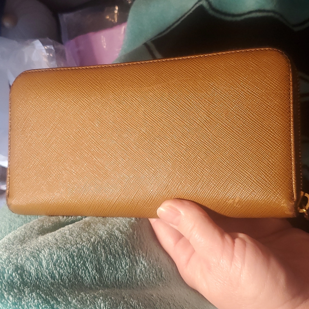 *AUTHENTC PRADA WALLET - Picture 15 of 17
